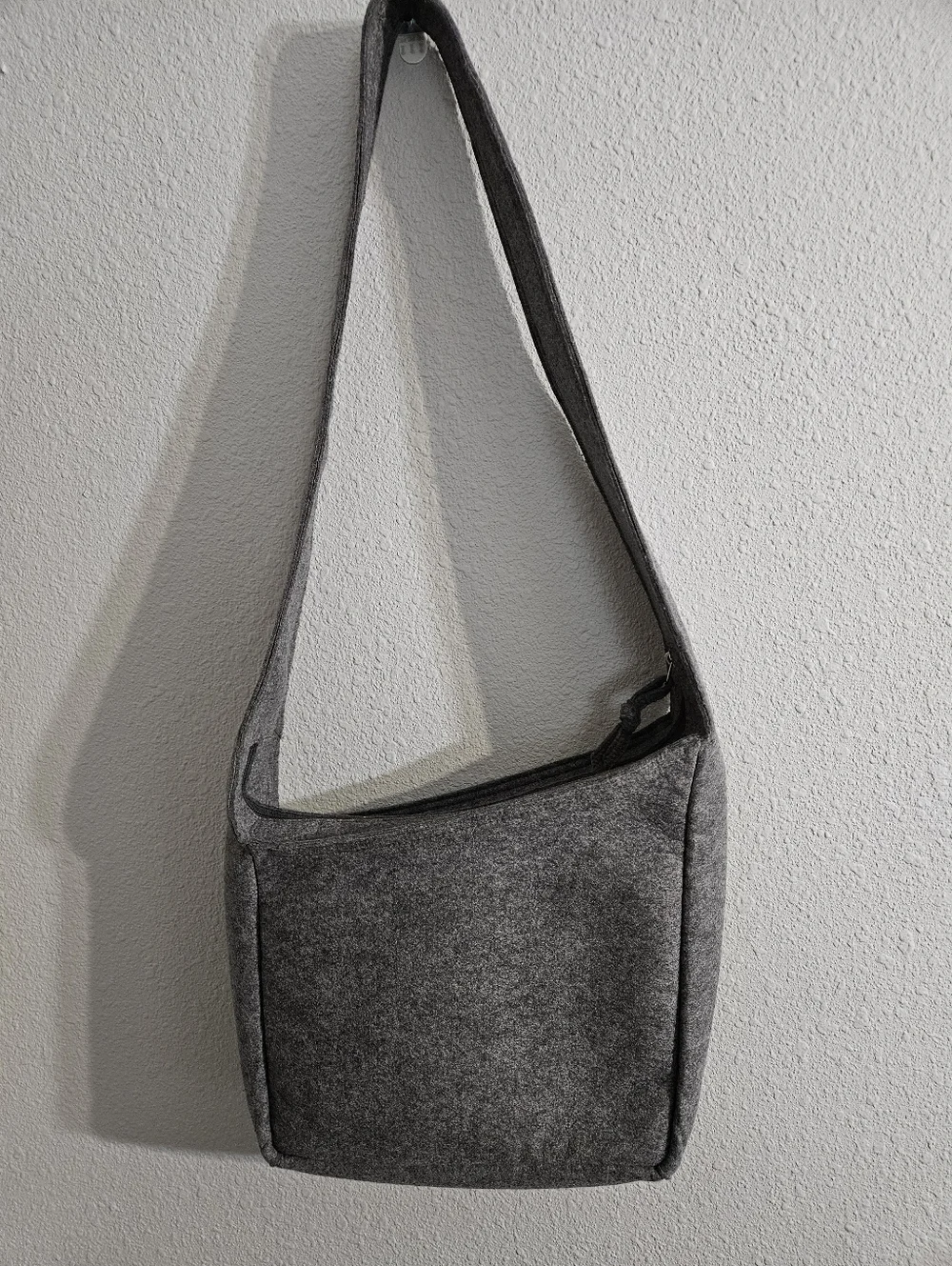 Ogio Brooklyn Gray Felt Crossbody Tablet Bag - Picture 3 of 11